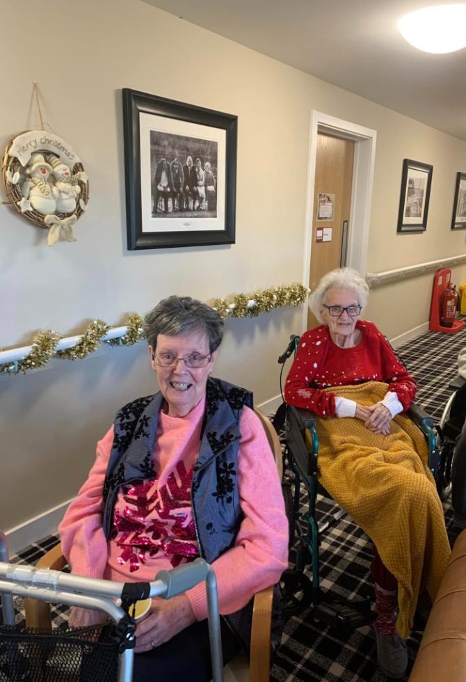 residents-smiling-during-christmas